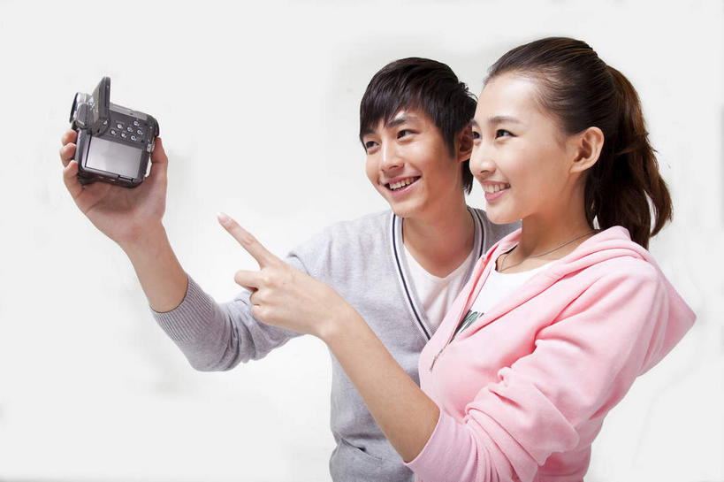 东方人,两个人,站,笑,微笑,露齿笑,横图,室内,白天,白色背景,正面,爱情,亚洲,握,指,服装,摄像机,浪漫,注视,指点,休闲装,黄种人,一个,衣服,粉色,灰色,观察,看,站着,休闲,温暖,温馨,休闲服,连帽衫,恩爱,摄像,握着,恋人,摄影,服饰,影棚,单个,摄影机,观看,和睦,察看,指向,关注,摄影棚,录像,帽衫,男人,男性,年轻男性,年轻女性,女人,女性,亚洲人,情侣,站立,半身,彩图,影棚拍摄,拍摄,微型摄像机,伴侣,融洽