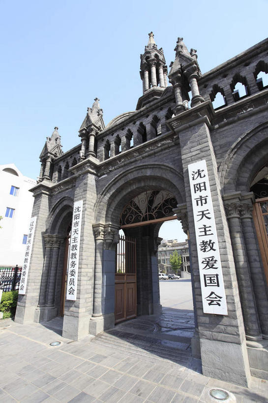 无人,教堂,竖图,室外,白天,仰视,旅游,度假,名胜古迹,标志建筑,地标,建筑,雕塑,中国,亚洲,阴影,节日,遗迹,艺术,装饰,光线,标志,雕刻,雕像,文字,影子,字符,古迹,文化,文物,娱乐,标识,建设,古建筑,蓝色,蓝天,天空,阳光,工艺品,天,祈祷,享受,休闲,健康,汉字,旅游胜地,放松,许愿,宗教,信仰,晴朗,纪念,祈求,美术,基督教,天主教,中文,主题,陈列,信念,古文明,东亚,辽宁,辽宁省,沈阳,万里无云,中华人民共和国,省会,功能,美学,国文,华文,沈阳市,辽,东北地区,平安,晴空,晴空万里,彩图,低角度拍摄,大教堂,礼拜堂,沈河区,东北,中国东北地区,东北三省,东三省,沈阳南关教堂,沈阳天主教堂