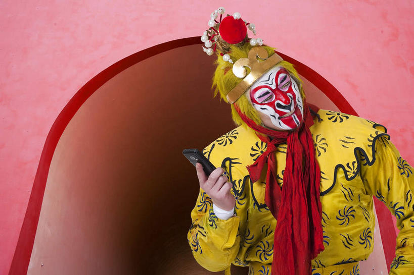 东方人,一个人,无人,演员,站,横图,室内,白天,正面,化妆,数码,科技,帽子,亚洲,仅一个男性,仅一个人,仅一个中年男性,指,阴影,服装,神话,网络,墙,高光,几何,计算机图形,合成,注视,指点,黄种人,文化,墙壁,墙面,一个,衣服,黄色,红色,彩妆,观察,看,站着,武器,孙悟空,服饰,单个,小说,观看,电脑合成图,数码合成图,察看,指向,衣着,合成图,穿着,关注,文学,中国文化,金箍棒,兵器,善良,戏剧,表演服,演出服,京剧,忠诚,戏曲,国粹,皮黄,写实,具体,具象,冲动,衣饰,道具服,名著,四大名著,西游记,西游释厄传,弼马温,大圣,斗战胜佛,灵明石猴,美猴王,齐天大圣,孙行者,悟空,定海神针,定海神珍,灵阳棒,如意金箍棒,天河镇底神珍,聪明,男人,男性,中年男性,亚洲人,站立,半身,彩图,国剧,京戏,平剧,中国戏曲,传统文化,舞台妆,京剧演员