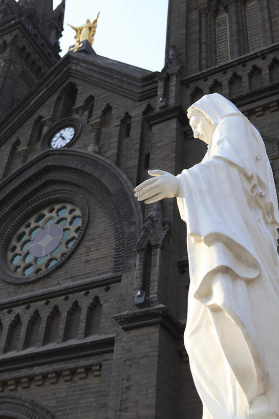 西方人,一个人,无人,牧师,传教士,教堂,站,竖图,室外,白天,仰视,旅游,度假,名胜古迹,标志建筑,地标,建筑,雕塑,欧洲,中国,欧洲人,亚洲,仅一个男性,仅一个人,阴影,节日,遗迹,艺术,装饰,光线,雕刻,雕像,影子,注视,古迹,文化,文物,娱乐,建设,古建筑,仅一个年轻男性,蓝色,蓝天,天空,阳光,工艺品,天,观察,看,祈祷,站着,享受,休闲,健康,旅游胜地,放松,许愿,宗教,信仰,晴朗,观看,纪念,祈求,美术,察看,基督教,关注,天主教,主题,陈列,信念,古文明,东亚,辽宁,辽宁省,沈阳,万里无云,中华人民共和国,省会,功能,美学,沈阳市,辽,东北地区,袍子,平安,男人,男性,年轻男性,白种人,晴空,晴空万里,传道者,祭司,教士,神甫,神父,站立,半身,彩图,低角度拍摄,大教堂,礼拜堂,沈河区,东北,中国东北地区,白色人种,高加索人种,欧罗巴人种,东北三省,东三省,沈阳南关教堂,沈阳天主教堂