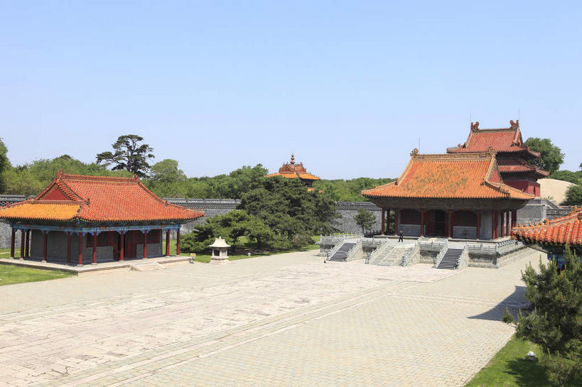 无人,栏杆,横图,室外,白天,正面,旅游,度假,名胜古迹,树林,植物,楼梯,标志建筑,地标,建筑,中国,亚洲,阴影,遗迹,光线,扶手,瓦片,影子,阶梯,瓦,古迹,文物,娱乐,建设,古建筑,护栏,台阶,树,树木,蓝色,绿色,蓝天,天空,阳光,自然,天,享受,休闲,墓地,旅游胜地,放松,建造,生长,晴朗,成长,坟墓,陵墓,坟场,古文明,东亚,屋瓦,辽宁,辽宁省,沈阳,万里无云,中华人民共和国,省会,沈阳市,辽,东北地区,晴空,晴空万里,彩图,北陵,清昭陵,昭陵,东北,中国东北地区,东北三省,东三省