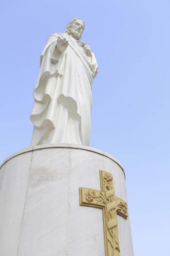 西方人,一个人,无人,牧师,传教士,站,竖图,室外,白天,仰视,旅游,度假,名胜古迹,标志建筑,地标,建筑,雕塑,欧洲,中国,欧洲人,亚洲,仅一个男性,仅一个人,仅一个中年男性,阴影,遗迹,艺术,装饰,光线,雕刻,雕像,十字架,影子,注视,古迹,文物,娱乐,建设,古建筑,蓝色,白色,蓝天,天空,阳光,工艺品,天,观察,看,站着,享受,休闲,旅游胜地,放松,晴朗,观看,纪念,美术,察看,关注,主题,陈列,古文明,东亚,辽宁,辽宁省,沈阳,万里无云,中华人民共和国,省会,功能,美学,沈阳市,辽,东北地区,袍子,男人,男性,中年男性,白种人,晴空,晴空万里,传道者,祭司,教士,神甫,神父,站立,彩图,低角度拍摄,全身,沈河区,东北,中国东北地区,白色人种,高加索人种,欧罗巴人种,东北三省,东三省,沈阳南关教堂,沈阳天主教堂