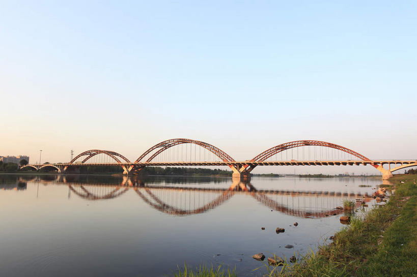 无人,横图,室外,白天,正面,旅游,度假,草地,草坪,河流,水,植物,标志建筑,大桥,地标,建筑,桥梁,中国,亚洲,阴影,光线,影子,河水,水流,桥,娱乐,建设,拱桥,草,蓝色,绿色,倒影,蓝天,天空,阳光,天,享受,休闲,旅游胜地,放松,拱形,晴朗,倒映,东亚,辽宁,辽宁省,沈阳,万里无云,中华人民共和国,省会,沈阳市,辽,东北地区,反照,晴空,晴空万里,彩图,钢拱桥,东北,中国东北地区,东北三省,东三省,浑河,长青桥