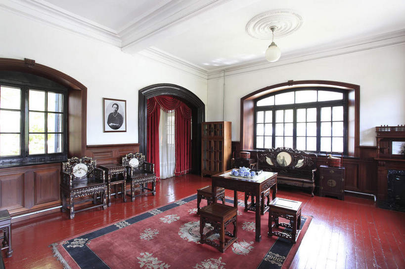 无人,横图,照片,室内,白天,正面,旅游,度假,窗户,窗帘,地板,地毯,天花板,桌面,桌子,标志建筑,地标,建筑,椅子,照明,中国,亚洲,装饰,编织,木制,手工艺品,木椅,木桌,墙,灯光,织物,地面,古典,文化,文物,娱乐,建设,吊灯,木地板,玻璃窗,墙壁,墙面,灯,白色,木制品,工艺品,灯具,享受,休闲,旅游胜地,放松,摄影,古董,华丽,修饰,照亮,点缀,古物,照明设备,官邸,古玩,东亚,辽宁,辽宁省,沈阳,中华人民共和国,省会,衬托,美观,雅致,雅观,沈阳市,辽,东北地区,相片,彩图,拍摄,照相,私宅,大帅府,辽宁近现代史博物馆,少帅府,张氏帅府,张氏帅府博物馆,木桌子,东北,中国东北地区,东北三省,东三省