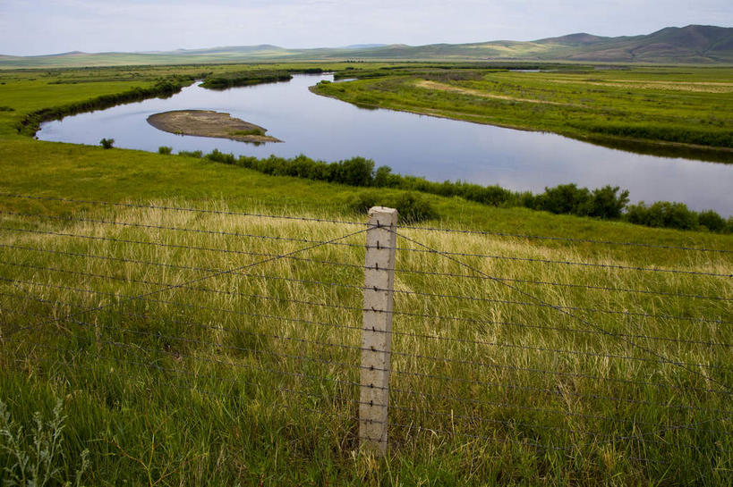 无人,横图,室外,白天,正面,旅游,度假,草地,草原,河流,美景,山,山脉,水,植物,中国,亚洲,阴影,光线,影子,河水,景观,旷野,山峰,水流,铁丝网,山峦,娱乐,草,蓝色,绿色,蓝天,天空,阳光,自然,群山,天,享受,休闲,景色,放松,蒙,晴朗,自然风光,原野,东亚,内蒙古,万里无云,中华人民共和国,华北地区,内蒙古自治区,呼伦贝尔,呼伦贝尔市,铁蒺藜,晴空,晴空万里,彩图,额尔古纳,额尔古纳市