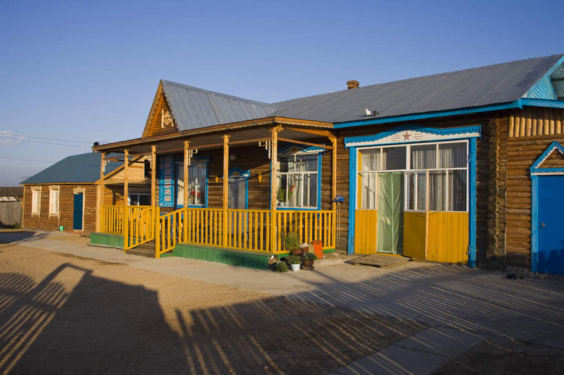 无人,家,木屋,栏杆,横图,室外,白天,正面,度假,美景,植物,楼梯,城市风光,城市,道路,路,公路,中国,亚洲,一座,阴影,光线,扶手,盆栽,影子,阶梯,景观,盆景,交通,娱乐,护栏,台阶,住宅,蓝色,绿色,蓝天,天空,阳光,自然,天,享受,休闲,景色,放松,蒙,生长,晴朗,成长,东亚,内蒙古,万里无云,中华人民共和国,华北地区,内蒙古自治区,呼伦贝尔,呼伦贝尔市,晴空,晴空万里,马路,彩图,茅舍,茅屋,棚屋,小木屋,小屋,额尔古纳,额尔古纳市