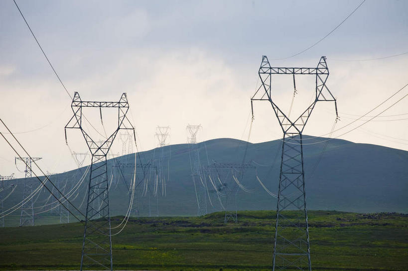 无人,横图,室外,白天,仰视,旅游,度假,草地,草原,美景,山,山脉,植物,中国,亚洲,电力,钢材,电缆,电线,支架,景观,旷野,山峰,乌云,云,阴天,云朵,山峦,云彩,娱乐,电塔,草,绿色,天空,自然,群山,天,享受,休闲,景色,放松,蒙,能源,支撑,资源,昏暗,阴沉,自然风光,原野,供电设备,东亚,高压电塔,内蒙古,高压输电线,中华人民共和国,华北地区,高压电线塔,高压塔,内蒙古自治区,呼伦贝尔,呼伦贝尔市,彩图,低角度拍摄,输电铁塔,输电塔