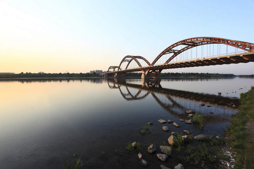 无人,横图,室外,白天,仰视,旅游,度假,河流,日落,水,植物,标志建筑,大桥,地标,建筑,桥梁,中国,亚洲,河水,水流,晚霞,霞光,落日,桥,娱乐,建设,拱桥,树,树木,绿色,倒影,自然,黄昏,享受,休闲,旅游胜地,彩霞,放松,拱形,生长,成长,倒映,东亚,辽宁,辽宁省,跨线桥,沈阳,中华人民共和国,省会,沈阳市,辽,东北地区,夕照,反照,薄暮,夕阳,彩图,低角度拍摄,傍晚,钢拱桥,斜阳,东北,中国东北地区,东北三省,东三省,浑河,长青桥