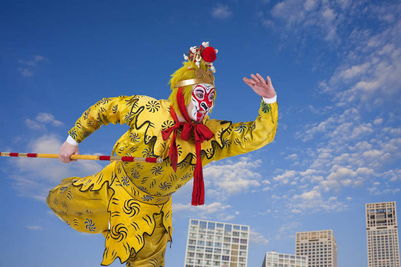 东方人,一个人,无人,高楼大厦,站,横图,室内,白天,正面,戏服,化妆,游戏,数码,科技,大厦,建筑,摩天大楼,帽子,亚洲,仅一个男性,仅一个人,仅一个中年男性,表演,握,阴影,神话,光线,网络,影子,云,云朵,高光,几何,计算机图形,拿,玩,合成,云彩,拿着,扭头,注视,黄种人,娱乐,黄色,红色,蓝色,白云,蓝天,天空,阳光,彩妆,天,观察,看,站着,转头,休闲,武器,抬脚,握着,遮,遮掩,孙悟空,晴朗,小说,观看,活动,电脑合成图,数码合成图,察看,掩盖,遮挡,合成图,发泄,关注,文学,消遣,智力,金箍棒,兵器,善良,角色扮演,遮盖,忠诚,写实,具体,具象,宣泄,掩饰,冲动,演戏,名著,四大名著,西游记,西游释厄传,弼马温,大圣,斗战胜佛,灵明石猴,美猴王,齐天大圣,孙行者,悟空,定海神针,定海神珍,灵阳棒,如意金箍棒,天河镇底神珍,聪明,男人,男性,中年男性,亚洲人,晴空,玩耍,嬉戏,站立,半身,彩图,大楼,高层建筑,高楼,摩天楼,舞台妆