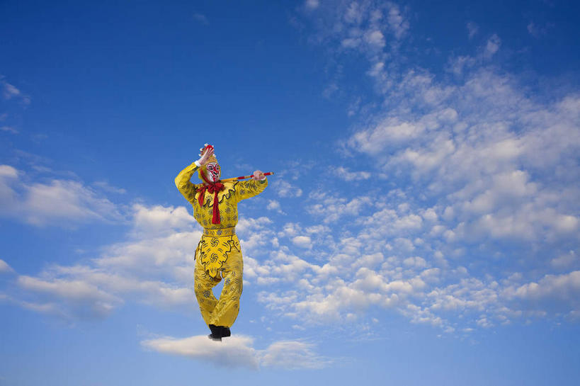 东方人,一个人,无人,横图,室内,白天,正面,戏服,化妆,游戏,数码,科技,帽子,亚洲,仅一个男性,仅一个人,仅一个中年男性,一根,表演,飞翔,握,阴影,神话,飞行,光线,网络,影子,云,云朵,高光,几何,计算机图形,翱翔,拿,玩,合成,云彩,拿着,注视,黄种人,娱乐,飞,黄色,红色,蓝色,白云,蓝天,天空,阳光,彩妆,天,观察,看,扛,休闲,武器,搭,握着,遮,遮掩,孙悟空,晴朗,小说,观看,活动,电脑合成图,数码合成图,察看,掩盖,遮挡,合成图,搭着,发泄,关注,文学,消遣,智力,金箍棒,兵器,善良,角色扮演,遮盖,忠诚,写实,具体,具象,宣泄,掩饰,冲动,演戏,名著,四大名著,西游记,西游释厄传,弼马温,大圣,斗战胜佛,灵明石猴,美猴王,齐天大圣,孙行者,悟空,定海神针,定海神珍,灵阳棒,如意金箍棒,天河镇底神珍,扛在肩上,聪明,男人,男性,中年男性,亚洲人,晴空,玩耍,嬉戏,彩图,全身,舞台妆