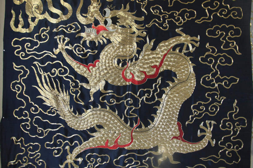 无人,横图,室外,特写,白天,侧面,成功,静物,刺绣,一块,一条,艺术,龙,手工艺品,云,云朵,云彩,文化,祥云,黑色,白云,工艺品,金色,绣,吉祥,高雅,高贵,图腾,传说,吉利,自信心,品位,祥瑞,灵兽,权势,尊荣,幸运,彩图,全身,女红,针绣,针黹,黹