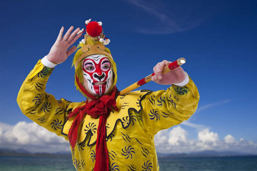 东方人,一个人,无人,举,横图,室内,白天,正面,戏服,化妆,游戏,数码,科技,帽子,亚洲,仅一个男性,仅一个人,仅一个中年男性,一根,表演,握,阴影,神话,光线,网络,影子,云,云朵,高光,几何,计算机图形,拿,玩,合成,云彩,拿着,注视,黄种人,娱乐,黄色,红色,蓝色,白云,蓝天,天空,阳光,彩妆,天,观察,看,扛,托,休闲,武器,搭,握着,遮,遮掩,孙悟空,晴朗,小说,观看,活动,电脑合成图,数码合成图,察看,掩盖,遮挡,合成图,搭着,发泄,关注,文学,消遣,智力,金箍棒,兵器,善良,角色扮演,遮盖,忠诚,写实,具体,具象,宣泄,掩饰,冲动,演戏,名著,四大名著,西游记,西游释厄传,弼马温,大圣,斗战胜佛,灵明石猴,美猴王,齐天大圣,孙行者,悟空,定海神针,定海神珍,灵阳棒,如意金箍棒,天河镇底神珍,扛在肩上,聪明,男人,男性,中年男性,亚洲人,晴空,举起,举手,举着,玩耍,嬉戏,向上举,向上伸,向上托,半身,彩图,舞台妆