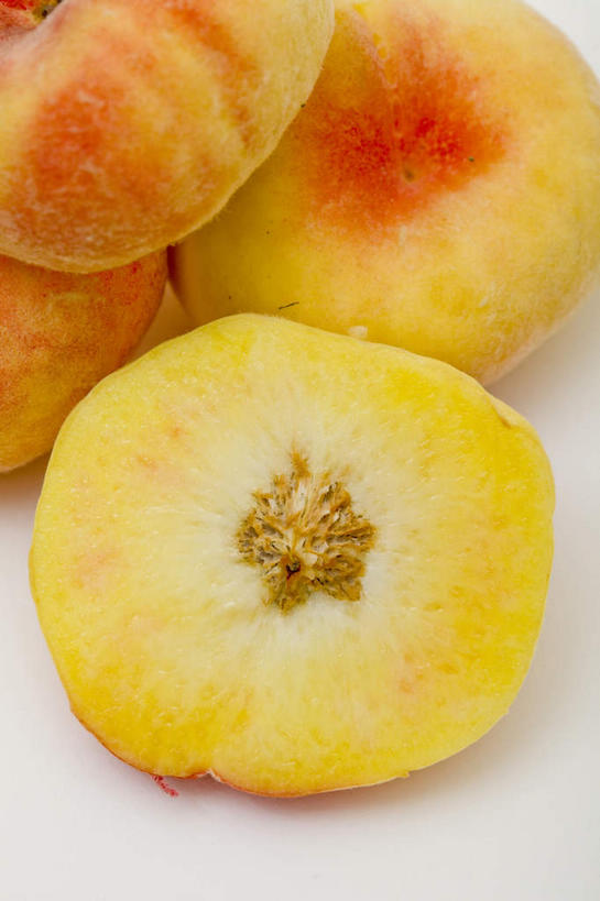 无人,竖图,俯视,室内,特写,白天,餐桌,桌子,桃子,水果,切开,灰色背景,新鲜,生食,食品,果实,食物,黄色,红色,水蜜桃,切,四个,摄影,有机食品,绿色食品,影棚,餐台,摄影棚,蟠桃,剖面,切面,肺果,彩图,高角度拍摄,影棚拍摄,拍摄