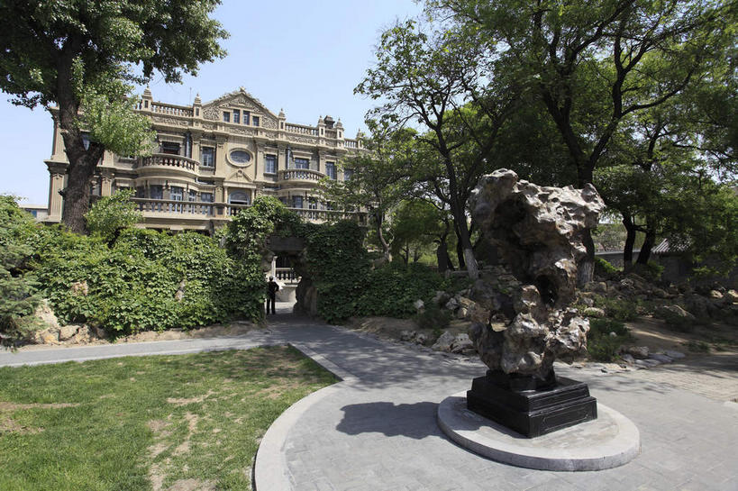 无人,家,横图,室外,白天,正面,旅游,度假,草地,草坪,石头,山,植物,窗户,标志建筑,地标,建筑,中国,亚洲,阴影,艺术,光线,石子,影子,手工艺品,房屋,墙,屋子,山峰,山峦,文化,娱乐,建设,楼房,玻璃窗,墙壁,墙面,住宅,草,树,树木,蓝色,绿色,蓝天,天空,阳光,自然,工艺品,天,享受,休闲,假山,旅游胜地,放松,生长,晴朗,成长,高雅,官邸,东亚,辽宁,辽宁省,沈阳,万里无云,中华人民共和国,省会,自信心,品位,沈阳市,辽,东北地区,石块,岩石,晴空,晴空万里,彩图,房子,私宅,大帅府,辽宁近现代史博物馆,少帅府,张氏帅府,张氏帅府博物馆,小山,东北,中国东北地区,东北三省,东三省