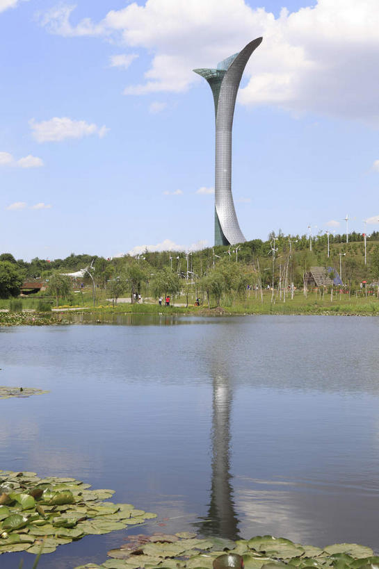 无人,竖图,室外,白天,仰视,旅游,度假,草地,草坪,河流,水,植物,标志建筑,地标,建筑,雕塑,中国,亚洲,阴影,艺术,装饰,盛开,光线,雕刻,雕像,影子,河水,水流,云,云朵,花蕾,云彩,娱乐,建设,草,花,花瓣,花朵,鲜花,树,树木,蓝色,绿色,白云,倒影,蓝天,天空,阳光,自然,工艺品,天,花苞,花蕊,享受,休闲,旅游胜地,放松,生长,晴朗,成长,纪念,美术,倒映,主题,陈列,东亚,辽宁,辽宁省,沈阳,中华人民共和国,省会,功能,美学,沈阳市,辽,东北地区,反照,晴空,彩图,低角度拍摄,棋盘山风景区,沈阳棋盘山国际风景旅游开发区,沈阳世博园,东北,棋盘山,中国东北地区,东北三省,东三省