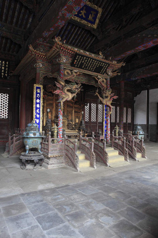 无人,故宫,宫殿,竖图,室内,白天,正面,旅游,度假,名胜古迹,楼梯,天花板,标志建筑,地标,建筑,椅子,雕塑,中国,对联,亚洲,吊挂,悬挂,遗迹,艺术,装饰,标志,雕刻,雕像,牌匾,文字,字符,手工艺品,阶梯,墙,地面,挂,古迹,文化,文物,娱乐,标识,建设,古建筑,墙壁,墙面,台阶,工艺品,享受,休闲,汉字,旅游胜地,放松,纪念,美术,高雅,宫廷,权利,中国文化,中文,主题,陈列,古文明,东亚,辽宁,辽宁省,沈阳,中华人民共和国,省会,功能,美学,自信心,品位,国文,华文,沈阳市,辽,东北地区,王宫,彩图,皇宫,对子,楹联,奉天行宫,沈河区,沈阳故宫,沈阳故宫博物院,盛京宫阙,东北,中国东北地区,东北三省,东三省