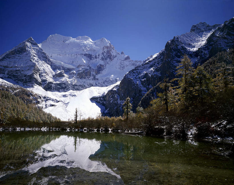 无人,横图,室外,白天,仰视,旅游,度假,湖,湖泊,石头,美景,森林,山,山脉,树林,水,峡谷,雪,雪山,植物,大雪,中国,亚洲,阴影,光线,纹路,石子,纹理,影子,冰,湖面,积雪,景观,山峰,水流,水面,雪景,云,云朵,冬季,冬天,山谷,山峦,云彩,娱乐,树,树木,蓝色,绿色,白云,倒影,蓝天,天空,阳光,自然,湖水,群山,天,享受,休闲,景色,放松,寒冷,四川省,生长,晴朗,成长,连绵,冰冷,倒映,绵延,岩层,自然风光,山岭,东亚,四川,稻城,亚丁,甘孜藏族自治州,肌理,中华人民共和国,西南地区,严寒,川,甘孜,甘孜州,冰凉,酷寒,凛冽,凛凛,极冷,联贯,反照,石块,岩石,晴空,彩图,低角度拍摄,稻城三神山,稻城县,稻城亚丁,念青贡嘎日松贡布,三神山,仙乃日,仙乃日神山,仙乃日雪山,亚丁风景区