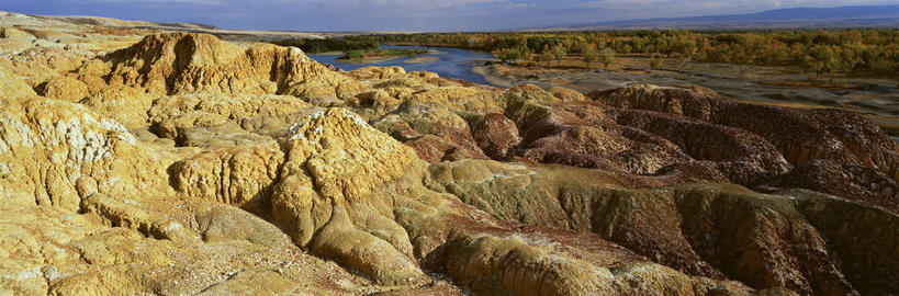 无人,横图,俯视,室外,白天,旅游,度假,石头,美景,森林,山,山脉,树林,植物,中国,亚洲,阴影,光线,石子,影子,景观,山峰,云,云朵,山峦,云彩,娱乐,树,树木,蓝色,绿色,白云,蓝天,天空,阳光,自然,群山,天,享受,休闲,景色,放松,生长,晴朗,成长,自然风光,东亚,新疆,阿勒泰地区,布尔津县,伊犁,五彩滩,中华人民共和国,新疆维吾尔自治区,西北地区,伊犁哈萨克自治州,石块,岩石,晴空,彩图,高角度拍摄,布尔津,新