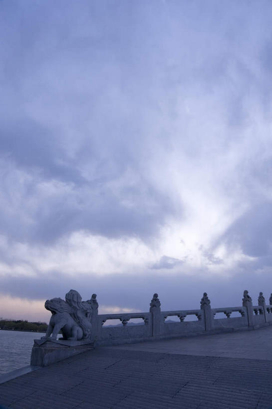 无人,颐和园,宫殿,栏杆,竖图,室外,白天,仰视,旅游,度假,湖,湖泊,名胜古迹,水,标志建筑,地标,建筑,桥梁,北京,中国,亚洲,遗迹,湖面,水流,水面,乌云,云,阴天,云朵,围栏,桥,首都,云彩,古迹,文物,娱乐,建设,古建筑,石桥,护栏,天空,湖水,天,享受,休闲,旅游胜地,放松,人行桥,昏暗,权利,阴沉,古文明,东亚,海淀区,中华人民共和国,北京市,京,北平,华北地区,皇家园林,清漪园,彩图,低角度拍摄