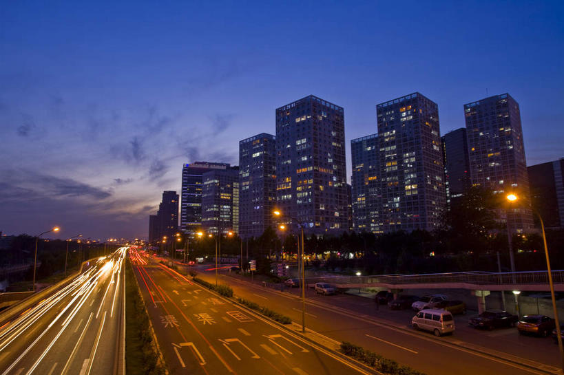 无人,高楼大厦,横图,室外,夜晚,长时间曝光,仰视,度假,美景,窗户,城市风光,城市,大厦,道路,建筑,路,路灯,摩天大楼,公路,汽车,照明,北京,中国,亚洲,许多,墙,景观,建筑群,灯光,分界线,停车线,交通,首都,很多,娱乐,建设,玻璃窗,墙壁,墙面,车,灯,蓝色,蓝天,天空,交通工具,轿车,天,享受,休闲,景色,放松,车行道,车行道分界线,照亮,照明设备,载具,标线,曝光,东亚,车行线,中华人民共和国,北京市,京,北平,华北地区,朝阳区,马路,彩图,低角度拍摄,大楼,高层建筑,高楼,摩天楼,北京CBD,北京商务中心区,中国北京大北窑,北京建外SOHO,建外SOHO