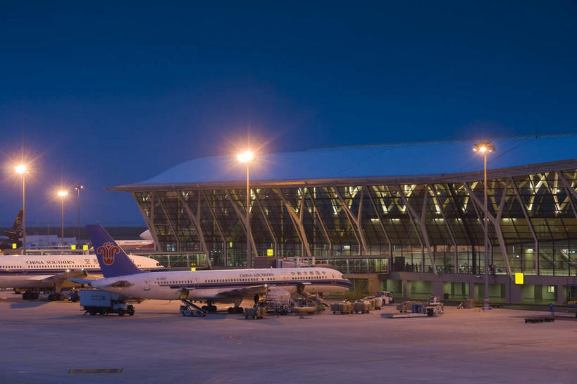 无人,机场,横图,室外,夜晚,正面,旅游,度假,窗户,标志建筑,道路,地标,飞机,飞机场,建筑,路,路灯,公路,照明,上海,中国,亚洲,柱子,墙,灯光,交通,停留,娱乐,航空,建设,浦东,玻璃窗,浦东国际机场,浦东机场,墙壁,墙面,灯,蓝色,蓝天,天空,停机坪,交通工具,天,享受,休闲,旅游胜地,放松,运输,一架,照亮,停止,申,客机,照明设备,载具,浦东新区,东亚,上海市,中华人民共和国,沪,华东地区,逗留,停顿,航空站,空港,马路,彩图,上海浦东国际机场