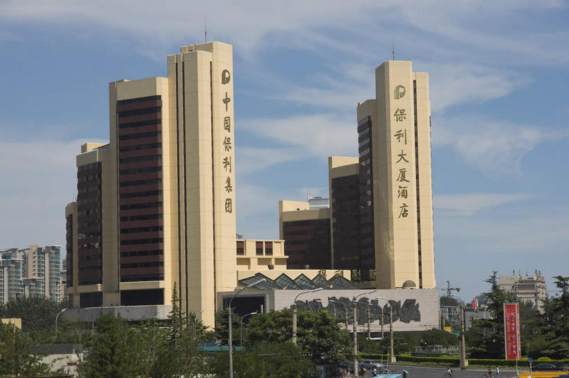 无人,高楼大厦,横图,室外,白天,仰视,度假,美景,植物,窗户,城市风光,城市,大厦,建筑,路灯,摩天大楼,旗帜,照明,北京,中国,亚洲,一排,许多,吊挂,悬挂,阴影,整齐,光线,标志,文字,影子,字符,墙,景观,云,云朵,灯光,首都,很多,挂,云彩,娱乐,标识,旗子,建设,玻璃窗,墙壁,墙面,灯,树,树木,排列,蓝色,绿色,白云,蓝天,天空,阳光,自然,天,享受,休闲,汉字,景色,放松,生长,晴朗,成长,照亮,照明设备,队列,中文,东亚,中华人民共和国,东城区,北京市,京,北平,华北地区,朝阳区,国文,华文,旗号,晴空,彩图,低角度拍摄,大楼,高层建筑,高楼,摩天楼,东直门南大街,保利大厦酒店