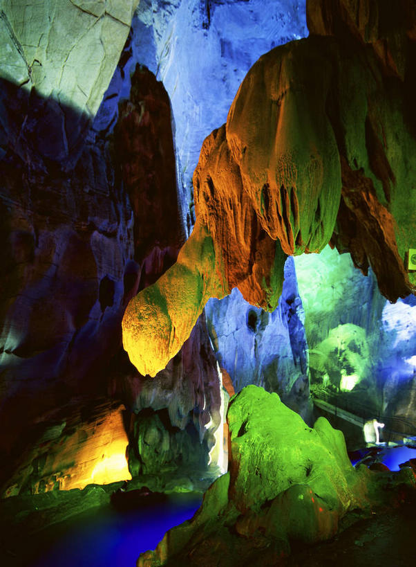 无人,竖图,彩色,室外,白天,仰视,旅游,度假,石头,美景,霓虹灯,中国,亚洲,石子,洞,景观,灯光,七彩,喀斯特,娱乐,光源,霓虹,云南,灯,黄色,蓝色,绿色,自然,享受,休闲,景色,放松,洞穴,照明设备,自然风光,东亚,喀斯特地貌,云南省,穴,中华人民共和国,西南地区,氖灯,滇,红河,红河州,红河哈尼族彝族自治州,石灰石,石块,彩图,低角度拍摄,岩溶,岩溶地貌,泸西县,泸西,阿庐古洞,泸源洞,云南第一洞