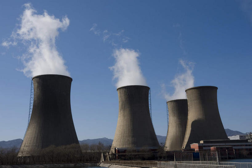 无人,工厂,横图,室外,白天,仰视,度假,烟囱,美景,山,山脉,城市风光,城市,北京,中国,亚洲,阴影,围绕,光线,影子,景观,山峰,烟雾,山峦,首都,娱乐,蓝色,白色,蓝天,天空,阳光,群山,天,四个,享受,休闲,烟,景色,放松,工业,缭绕,晴朗,旋绕,东亚,钢铁厂,万里无云,中华人民共和国,北京市,京,北平,华北地区,石景山区,萦绕,回绕,晴空,晴空万里,彩图,低角度拍摄,制造厂,生产工厂,首钢,首钢集团,石景山,钢厂