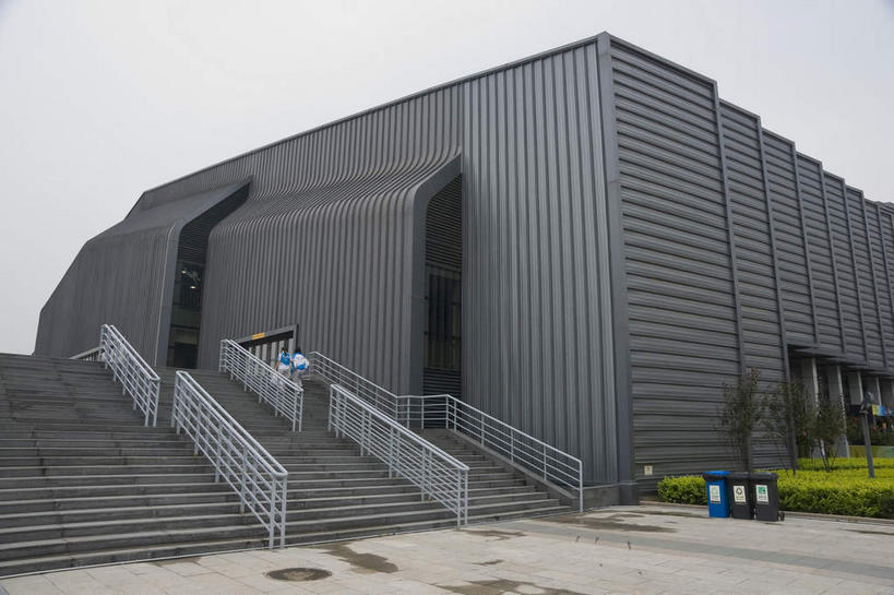 无人,体育馆,栏杆,运动场,横图,室外,白天,仰视,度假,草地,草坪,美景,植物,楼梯,城市风光,城市,北京,中国,亚洲,环保,扶手,阶梯,墙,景观,乌云,云,阴天,云朵,垃圾桶,首都,云彩,娱乐,体育场,护栏,墙壁,墙面,台阶,草,树,树木,绿色,天空,自然,容器,天,享受,休闲,景色,放松,生长,能源,成长,储藏,垃圾箱,回收,资源,昏暗,阴沉,储存,利用,低碳,东亚,循环,海淀区,中华人民共和国,北京市,京,北平,华北地区,运动馆,持续,彩图,低角度拍摄,贮存,中国农大,中国农业大学,中国农业大学体育馆