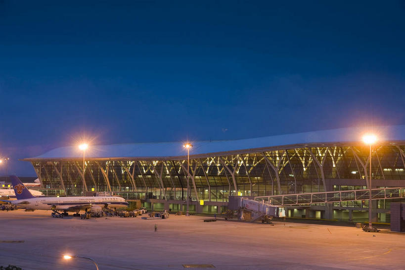 无人,机场,横图,室外,夜晚,正面,旅游,度假,窗户,标志建筑,道路,地标,飞机,飞机场,建筑,路,路灯,公路,照明,上海,中国,亚洲,柱子,墙,灯光,交通,停留,娱乐,航空,建设,浦东,玻璃窗,浦东国际机场,浦东机场,墙壁,墙面,灯,蓝色,蓝天,天空,停机坪,交通工具,天,享受,休闲,旅游胜地,放松,运输,一架,照亮,停止,申,客机,照明设备,载具,浦东新区,东亚,上海市,中华人民共和国,沪,华东地区,逗留,停顿,航空站,空港,马路,彩图,上海浦东国际机场