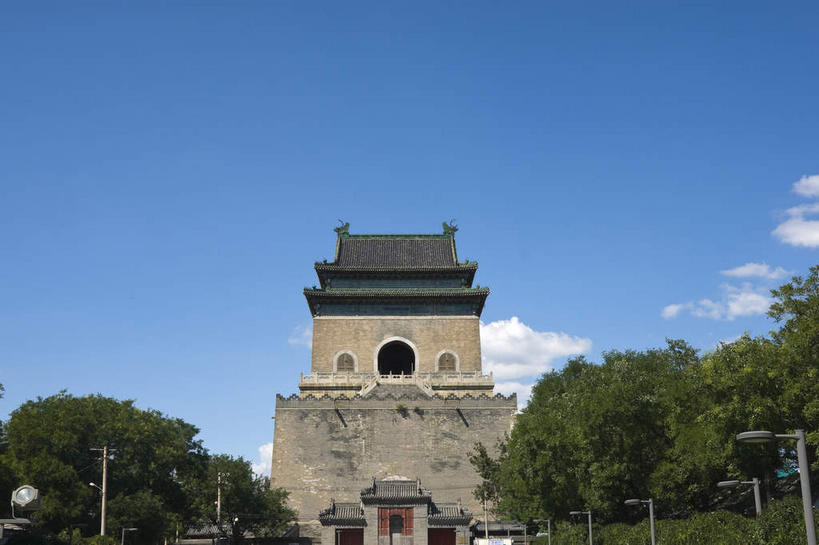 无人,横图,室外,白天,仰视,旅游,度假,名胜古迹,树林,植物,标志建筑,地标,建筑,路灯,照明,北京,中国,亚洲,许多,阴影,遗迹,光线,瓦片,影子,墙,屋檐,云,云朵,拱门,钟楼,灯光,首都,很多,云彩,古迹,文物,娱乐,建设,城墙,古建筑,檐,墙壁,墙面,灯,树,树木,蓝色,绿色,白云,蓝天,天空,阳光,自然,天,享受,休闲,旅游胜地,放松,城楼,生长,晴朗,成长,坚硬,照亮,照明设备,防御,古文明,东亚,中华人民共和国,北京市,京,北平,华北地区,西城区,门楼,坚固,晴空,彩图,低角度拍摄,北京钟楼,地安门外大街