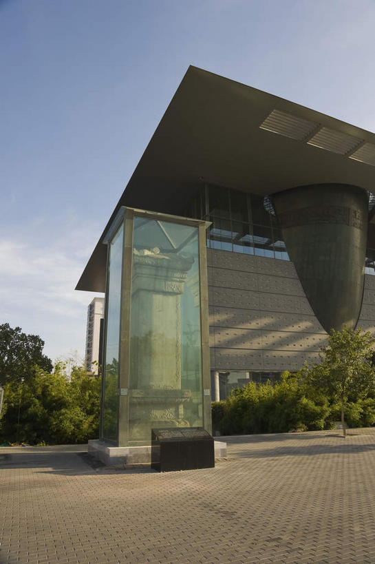 无人,博物馆,竖图,室外,白天,仰视,旅游,度假,树林,植物,窗户,落地窗,标志建筑,道路,地标,建筑,路,公路,北京,中国,亚洲,一排,许多,阴影,研究,整齐,并列,并排,光线,影子,云,云朵,交通,首都,很多,教育,云彩,娱乐,建设,玻璃窗,树,树木,排列,蓝色,绿色,白云,倒影,蓝天,天空,阳光,自然,天,享受,休闲,旅游胜地,放松,生长,晴朗,成长,展览,倒映,队列,欣赏,平行,陈列,玻璃幕墙,长安街,东亚,中华人民共和国,北京市,京,北平,华北地区,反照,典藏,晴空,马路,彩图,低角度拍摄,神州第一街,首都博物馆,首都博物馆新馆