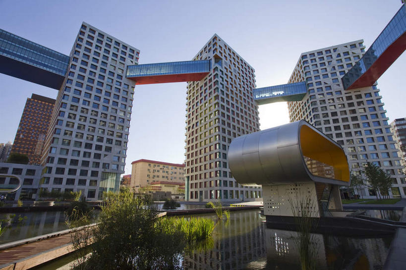 无人,高楼大厦,横图,室外,白天,仰视,度假,湖,湖泊,美景,树林,水,植物,窗户,城市风光,城市,大厦,建筑,摩天大楼,北京,中国,亚洲,阴影,光线,影子,墙,湖面,景观,水流,水面,走道,走廊,过道,首都,娱乐,建设,玻璃窗,墙壁,墙面,树,树木,蓝色,绿色,倒影,蓝天,天空,阳光,自然,湖水,天,享受,休闲,景色,放松,生长,晴朗,成长,倒映,东亚,万里无云,中华人民共和国,东城区,北京市,京,北平,华北地区,朝阳区,反照,晴空,晴空万里,彩图,低角度拍摄,大楼,高层建筑,高楼,摩天楼,东直门南大街