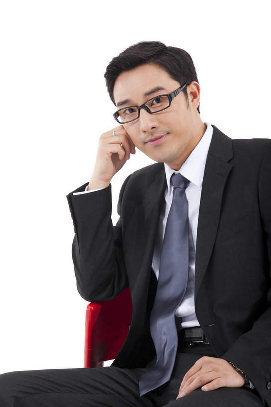 东方人,一个人,商务人士,商务男性,坐,笑,微笑,竖图,室内,白天,白色背景,正面,衬衫,椅子,亚洲,仅一个男性,仅一个人,一副,一张,撑,套装,眼镜,木椅,领带,托腮,注视,黄种人,仅一个年轻男性,观察,看,托,摄影,影棚,观看,察看,象征,庄重,关注,托下巴,摄影棚,商务装,身份,近视眼镜,工薪阶层,正式,地位,单手托腮,男人,男性,年轻男性,亚洲人,白领,上班族,坐着,半身,彩图,影棚拍摄,衬衣,拍摄