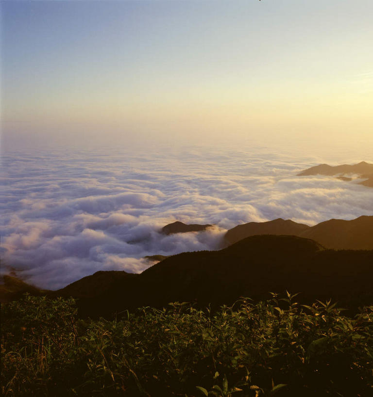 无人,竖图,室外,白天,正面,旅游,度假,美景,日落,山,山脉,书籍,衡山,中国,亚洲,景观,山峰,晚霞,霞光,云海,落日,山峦,云层,娱乐,自然,黄昏,书本,群山,享受,休闲,景色,彩霞,放松,自然风光,东亚,湖南,湖南省,南岳,中华人民共和国,华中地区,湘,衡阳,衡阳市,夕照,薄暮,南岳衡山,五岳,寿岳,自然景观,书,图书,夕阳,彩图,傍晚,斜阳