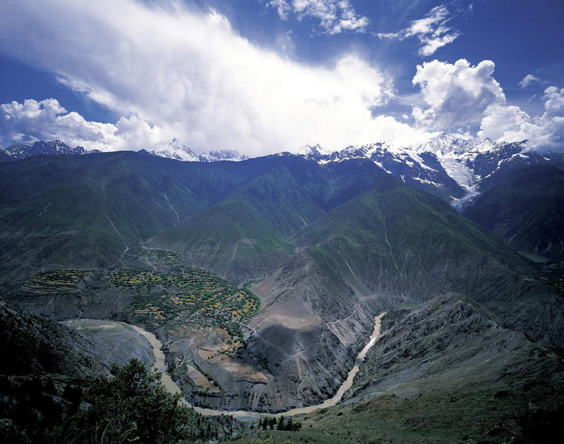 无人,横图,俯视,航拍,室外,白天,旅游,度假,河流,美景,森林,山,山脉,树林,水,植物,中国,亚洲,阴影,曲折,弯曲,光线,影子,河水,景观,山峰,水流,云,云朵,山峦,云彩,娱乐,澜沧江,云南,树,树木,蓝色,绿色,白云,蓝天,天空,阳光,自然,群山,天,享受,休闲,景色,放松,蜿蜒,生长,晴朗,成长,鸟瞰,自然风光,东亚,云南省,中华人民共和国,西南地区,滇,九龙江,湄公河,亚细亚,亚细亚洲,晴空,彩图,高角度拍摄