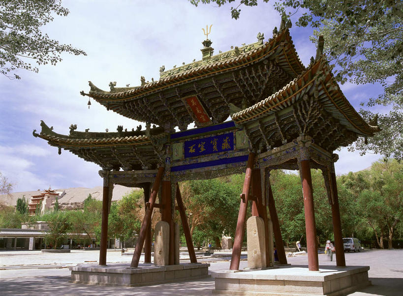 无人,横图,室外,白天,仰视,度假,美景,树林,植物,城市风光,城市,雕塑,敦煌,中国,亚洲,阴影,艺术,装饰,光线,标志,雕刻,牌匾,文字,影子,柱子,字符,景观,云,云朵,牌坊,牌楼,云彩,文化,娱乐,标识,树,树木,蓝色,绿色,白云,蓝天,天空,阳光,自然,工艺品,天,享受,休闲,汉字,景色,放松,生长,晴朗,成长,纪念,美术,祭祀,中文,主题,表彰,荣誉,陈列,东亚,甘肃,甘肃省,莫高窟,中华人民共和国,功能,美学,国文,华文,荣耀,西北地区,甘,酒泉,酒泉市,千佛洞,晴空,彩图,低角度拍摄,传统文化,敦煌莫高窟