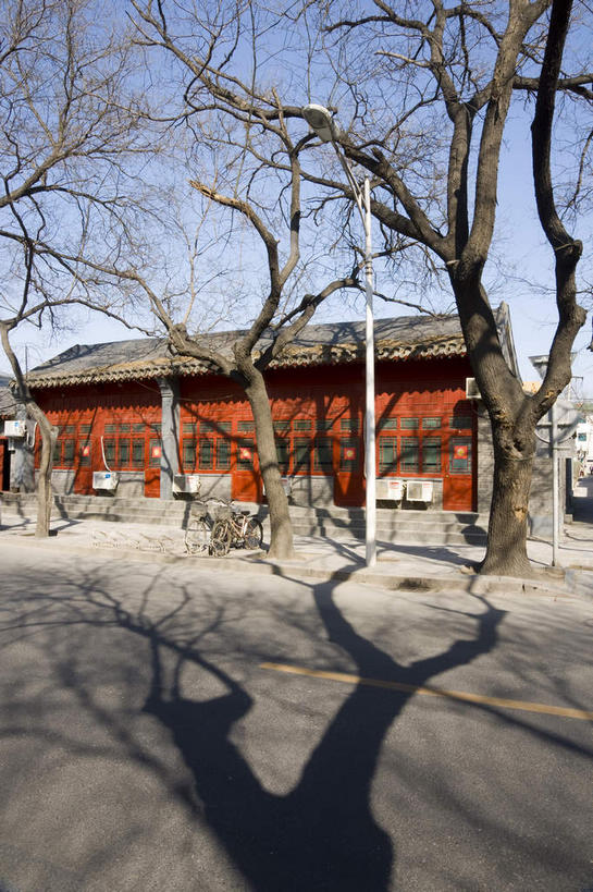 无人,家,竖图,室外,白天,正面,度假,美景,树林,植物,城市风光,城市,道路,路,公路,北京,中国,亚洲,阴影,光线,影子,房屋,墙,屋顶,屋子,景观,交通,首都,顶棚,娱乐,楼房,墙壁,墙面,住宅,树,树木,红色,蓝色,绿色,蓝天,天空,阳光,自然,天,享受,休闲,景色,放松,生长,晴朗,成长,东亚,万里无云,中华人民共和国,东城区,北京市,京,北平,华北地区,晴空,晴空万里,马路,彩图,房子,东城,北池子大街