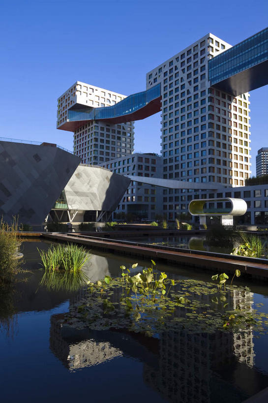 无人,高楼大厦,竖图,室外,白天,仰视,度假,湖,湖泊,美景,树林,水,植物,窗户,城市风光,城市,大厦,建筑,摩天大楼,北京,中国,亚洲,阴影,光线,影子,墙,湖面,景观,水流,水面,走道,走廊,过道,首都,娱乐,建设,玻璃窗,墙壁,墙面,树,树木,蓝色,绿色,倒影,蓝天,天空,阳光,自然,湖水,天,享受,休闲,景色,放松,生长,晴朗,成长,倒映,东亚,万里无云,中华人民共和国,东城区,北京市,京,北平,华北地区,朝阳区,反照,晴空,晴空万里,彩图,低角度拍摄,大楼,高层建筑,高楼,摩天楼,东直门南大街