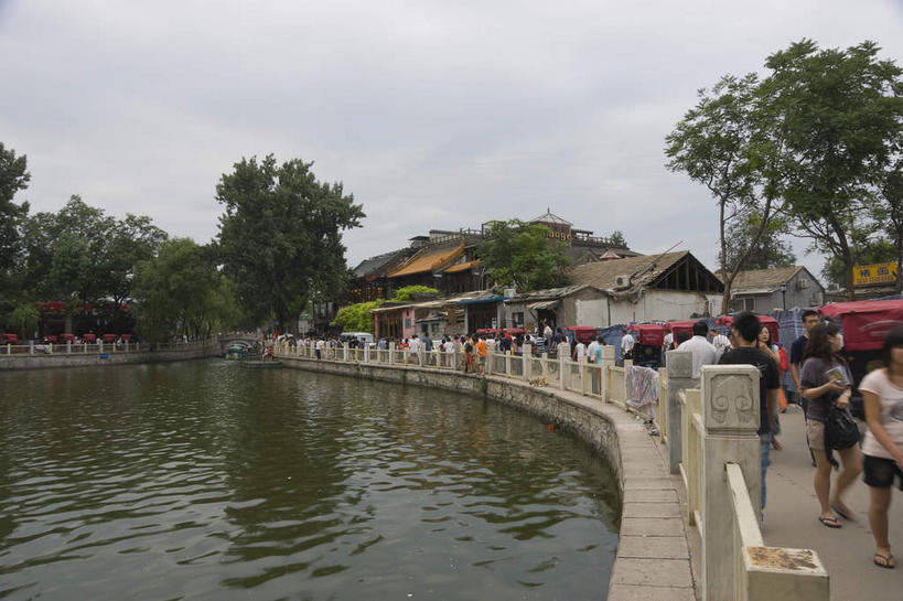 东方人,家,栏杆,走,横图,室外,白天,正面,度假,湖,湖泊,美景,树林,水,植物,城市风光,城市,道路,路,公路,北京,中国,亚洲,行人,游客,游人,阴影,服装,光线,影子,房屋,屋子,湖面,景观,水流,水面,云,云朵,围栏,交通,首都,许多人,云彩,注视,休闲装,黄种人,娱乐,什刹海,护栏,楼房,路人,旅客,住宅,树,树木,衣服,蓝色,绿色,白云,蓝天,天空,阳光,自然,湖水,天,观察,看,一群人,享受,休闲,休闲服,景色,放松,服饰,生长,晴朗,成长,观看,察看,关注,东亚,中华人民共和国,北京市,京,北平,华北地区,过客,男人,男性,年轻男性,年轻女性,女人,女性,亚洲人,晴空,马路,步行,散步,走路,半身,彩图,房子,十刹海