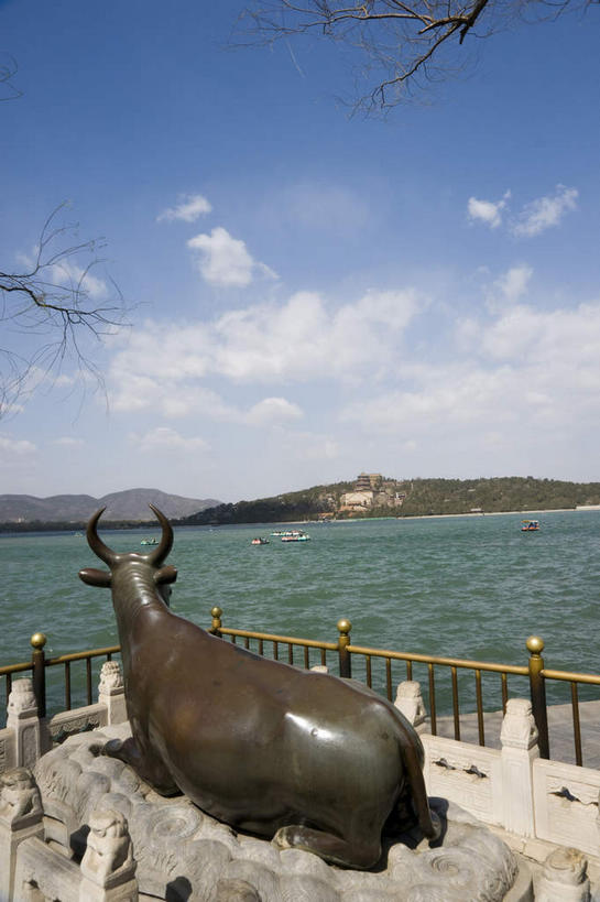 无人,颐和园,宫殿,栏杆,竖图,室外,白天,旅游,度假,湖,湖泊,美景,森林,山,山脉,树林,水,植物,牛,雕塑,北京,中国,亚洲,阴影,艺术,装饰,光线,雕刻,雕像,影子,湖面,景观,山峰,水流,水面,云,云朵,围栏,面,山峦,首都,云彩,娱乐,护栏,树,树木,一个,背面,蓝色,绿色,白云,蓝天,天空,阳光,自然,动物,工艺品,湖水,群山,天,享受,休闲,家畜,景色,放松,牲畜,生长,晴朗,单个,成长,纪念,美术,权利,自然风光,主题,陈列,东亚,海淀区,万寿山,昆明湖,中华人民共和国,北京市,京,北平,华北地区,功能,美学,佛香阁,皇家园林,清漪园,晴空,彩图,全身