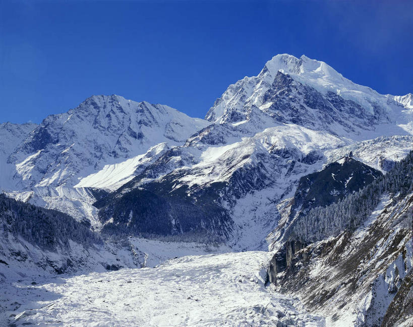 无人,横图,室外,白天,仰视,旅游,度假,石头,美景,山,山脉,峡谷,雪,雪山,植物,大雪,中国,亚洲,阴影,光线,纹路,石子,纹理,影子,冰,积雪,景观,山峰,雪景,冬季,冬天,山谷,山峦,娱乐,树,树木,蓝色,绿色,蓝天,天空,阳光,自然,群山,天,享受,休闲,景色,放松,寒冷,四川省,生长,晴朗,成长,连绵,冰冷,绵延,岩层,自然风光,山岭,东亚,四川,甘孜藏族自治州,万里无云,肌理,中华人民共和国,西南地区,严寒,川,甘孜,甘孜州,泸定县,冰凉,酷寒,凛冽,凛凛,极冷,联贯,石块,岩石,晴空,晴空万里,彩图,低角度拍摄,泸定,海螺沟,海螺沟冰川