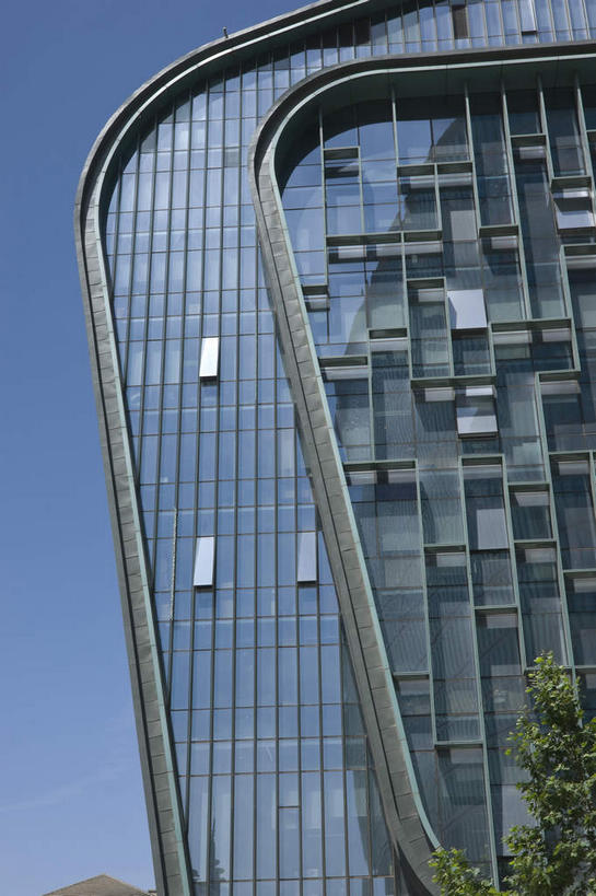 无人,高楼大厦,竖图,室外,白天,仰视,度假,美景,植物,窗户,落地窗,城市风光,城市,大厦,建筑,摩天大楼,北京,中国,亚洲,一排,许多,阴影,整齐,并列,并排,光线,影子,景观,首都,很多,娱乐,建设,玻璃窗,树,树木,排列,蓝色,绿色,蓝天,天空,阳光,自然,天,享受,休闲,景色,放松,生长,晴朗,成长,队列,平行,玻璃幕墙,东亚,万里无云,中华人民共和国,东城区,北京市,京,北平,华北地区,晴空,晴空万里,彩图,低角度拍摄,大楼,高层建筑,高楼,摩天楼,东直门,中国海洋石油大厦