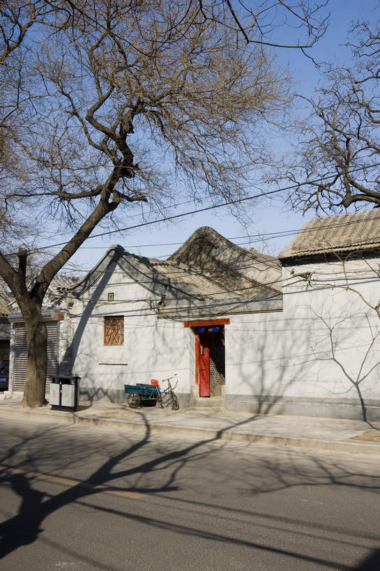 无人,家,竖图,室外,白天,正面,度假,美景,树林,植物,城市风光,城市,道路,路,公路,北京,中国,亚洲,阴影,光线,影子,房屋,墙,屋顶,屋子,景观,交通,首都,顶棚,娱乐,楼房,墙壁,墙面,住宅,树,树木,蓝色,绿色,蓝天,天空,阳光,自然,天,享受,休闲,景色,放松,生长,晴朗,成长,东亚,万里无云,中华人民共和国,东城区,北京市,京,北平,华北地区,晴空,晴空万里,马路,彩图,房子,东城,北池子大街