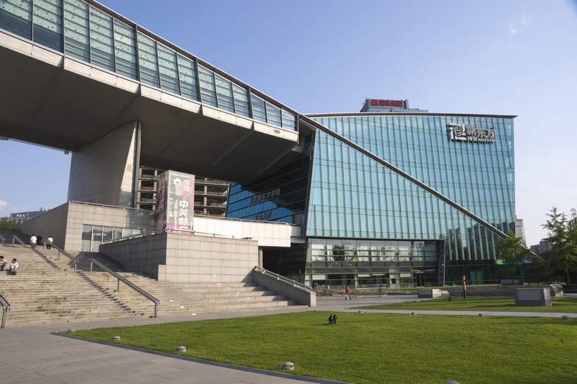 无人,高楼大厦,栏杆,横图,室外,白天,仰视,度假,草地,草坪,美景,植物,窗户,楼梯,落地窗,城市风光,城市,大厦,建筑,摩天大楼,北京,中国,亚洲,一排,许多,阴影,整齐,并列,并排,光线,英文,标志,扶手,文字,影子,字符,字母,阶梯,景观,首都,很多,娱乐,标识,建设,护栏,玻璃窗,台阶,草,树,树木,排列,红色,蓝色,绿色,倒影,蓝天,天空,阳光,自然,天,享受,休闲,汉字,景色,放松,生长,晴朗,成长,英文字母,倒映,队列,中文,平行,玻璃幕墙,东亚,海淀区,中关村,万里无云,中华人民共和国,北京市,京,北平,华北地区,国文,华文,反照,晴空,晴空万里,彩图,低角度拍摄,大楼,高层建筑,高楼,摩天楼,国家自主创新示范区,中关村科技园,中关村E世界,中关村西区