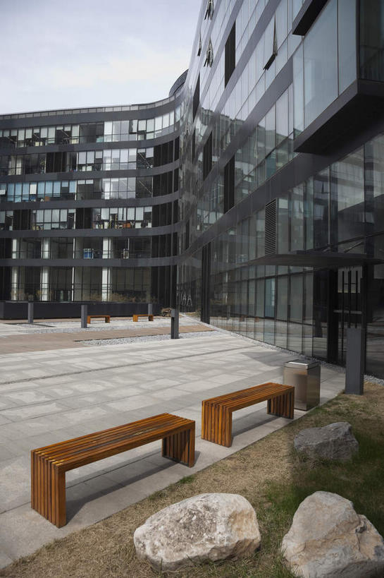 无人,竖图,室外,白天,正面,度假,草地,草坪,石头,美景,植物,窗户,落地窗,城市风光,城市,北京,中国,亚洲,一排,许多,阴影,整齐,并列,并排,光线,木制,板凳,石子,影子,凳子,景观,云,云朵,首都,很多,云彩,娱乐,玻璃窗,草,排列,蓝色,绿色,白云,倒影,蓝天,天空,阳光,木制品,天,享受,休闲,景色,放松,晴朗,倒映,队列,平行,玻璃幕墙,东亚,中华人民共和国,北京市,京,北平,华北地区,朝阳区,反照,石块,岩石,晴空,彩图,北京CBD,北京商务中心区,中国北京大北窑,朝外SOHO