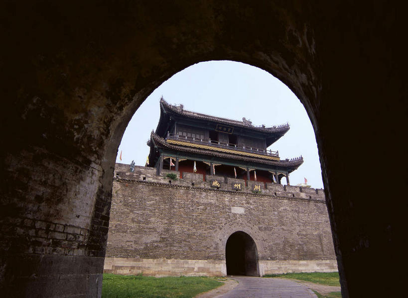 无人,横图,室外,白天,仰视,旅游,度假,草地,草坪,名胜古迹,植物,标志建筑,地标,建筑,中国,亚洲,一排,许多,阴影,遗迹,整齐,光线,影子,柱子,墙,拱门,很多,古迹,文物,娱乐,建设,城墙,古建筑,墙壁,墙面,草,排列,蓝色,绿色,蓝天,天空,阳光,天,享受,休闲,旅游胜地,放松,城楼,晴朗,坚硬,队列,防御,古文明,东亚,湖北,湖北省,万里无云,中华人民共和国,门楼,华中地区,鄂,荆州,荆州市,坚固,晴空,晴空万里,彩图,低角度拍摄,荆州城墙,荆州古城墙