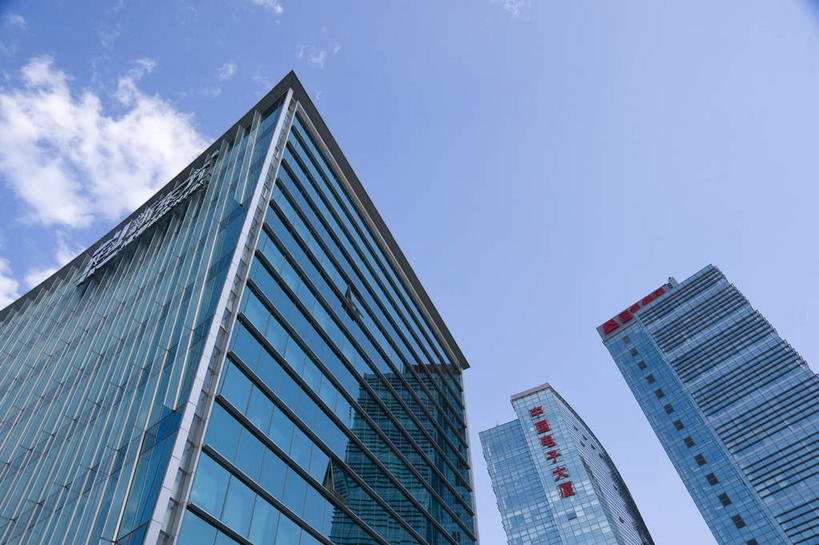 无人,高楼大厦,横图,室外,白天,仰视,度假,美景,窗户,落地窗,城市风光,城市,大厦,建筑,摩天大楼,北京,中国,亚洲,一排,许多,阴影,整齐,并列,并排,光线,英文,标志,文字,影子,字符,字母,景观,云,云朵,首都,很多,云彩,娱乐,标识,建设,玻璃窗,排列,红色,蓝色,白云,倒影,蓝天,天空,阳光,天,享受,休闲,汉字,景色,放松,晴朗,英文字母,倒映,队列,中文,平行,玻璃幕墙,东亚,海淀区,中关村,中华人民共和国,北京市,京,北平,华北地区,国文,华文,反照,晴空,彩图,低角度拍摄,大楼,高层建筑,高楼,摩天楼,国家自主创新示范区,中关村科技园,中关村E世界,中关村西区