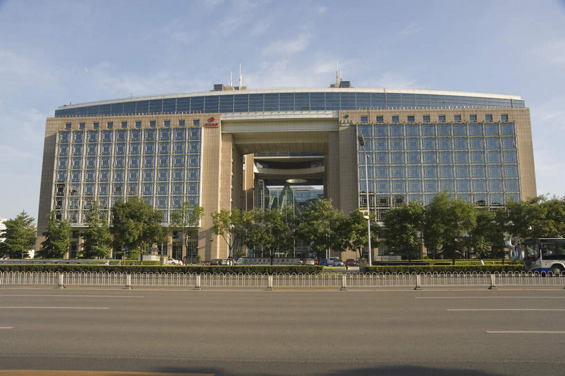 无人,高楼大厦,栏杆,横图,室外,白天,仰视,度假,美景,植物,窗户,落地窗,城市风光,城市,大厦,道路,建筑,路,摩天大楼,公路,北京,中国,亚洲,一排,许多,阴影,整齐,并列,并排,光线,影子,景观,云,云朵,围栏,交通,首都,很多,云彩,娱乐,建设,护栏,玻璃窗,树,树木,排列,蓝色,绿色,白云,蓝天,天空,阳光,自然,天,享受,休闲,景色,放松,生长,晴朗,成长,队列,平行,玻璃幕墙,东亚,中华人民共和国,北京市,京,北平,华北地区,西城区,晴空,马路,彩图,低角度拍摄,大楼,高层建筑,高楼,摩天楼,复兴门,复兴门内大街,泰康人寿大厦