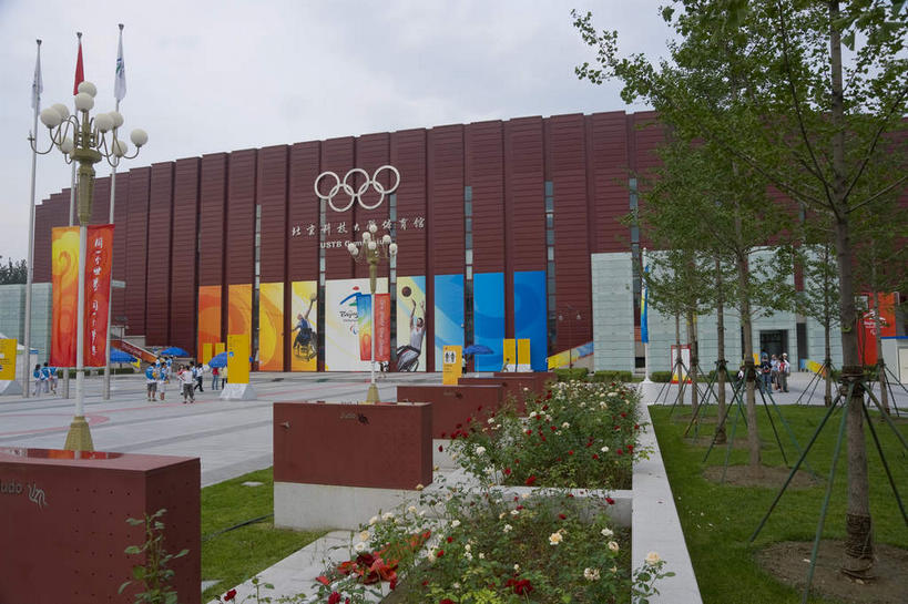 无人,体育馆,运动场,横图,室外,白天,正面,锻炼,度假,快乐,比赛,运动,竞争,草地,草坪,美景,植物,城市风光,城市,路灯,照明,北京,中国,亚洲,连接,信息,圆形,图形,圆,墙,景观,灯光,首都,几何,娱乐,体育场,海报,广告,墙壁,墙面,灯,草,树,树木,绿色,天空,自然,天,享受,休闲,景色,奥林匹克,奥运,放松,生长,成长,照亮,体育运动,照明设备,数学,宣传,东亚,奥运五环,海淀区,中华人民共和国,北京市,京,北平,华北地区,运动馆,贯穿,连结,衔接,串连,体育,彩图,健身,几何图形,平面图形,奥运会,奥林匹克运动,招贴,北京奥运会,2008年北京奥运会,奥林匹克标志,北京科大,北京科技大学,北京科技大学体育馆,北科,北科大,钢院,学院路